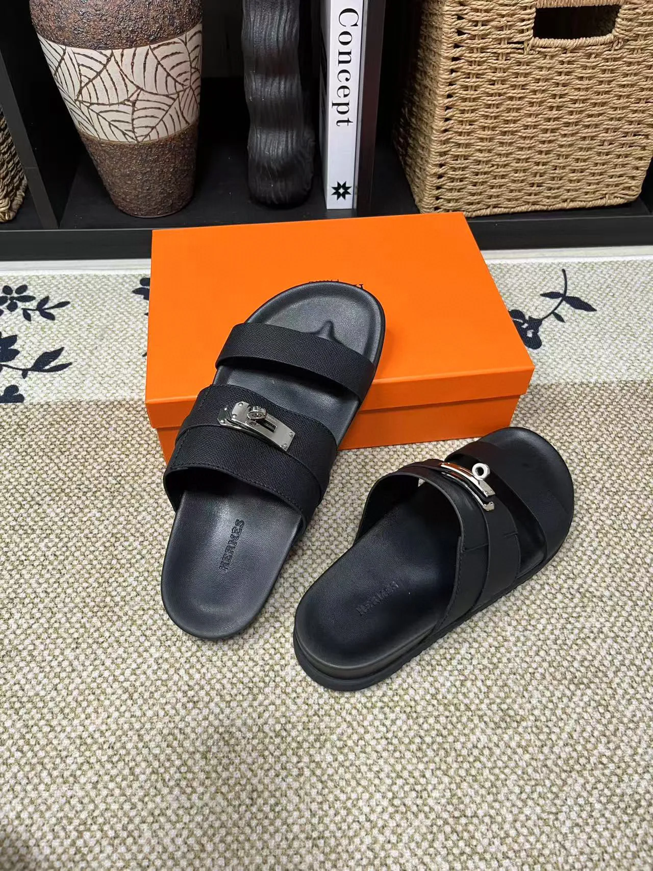 Factory price: 340💰Long-term availability Hermes men's Kazimir slippers for couples - top quality, Hermès woven calfskin functional sandals. The interwoven upper inspired by the "H" iconic pattern creates a casual look, which can be said to be a good companion for summer. Imported cowhide + cowhide lining + TU men's shoes💰Outsole Size: 35-46